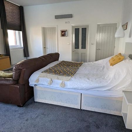 Gorgeous Comfortable Apartment On The High Street Merthyr Tydfil Eksteriør billede