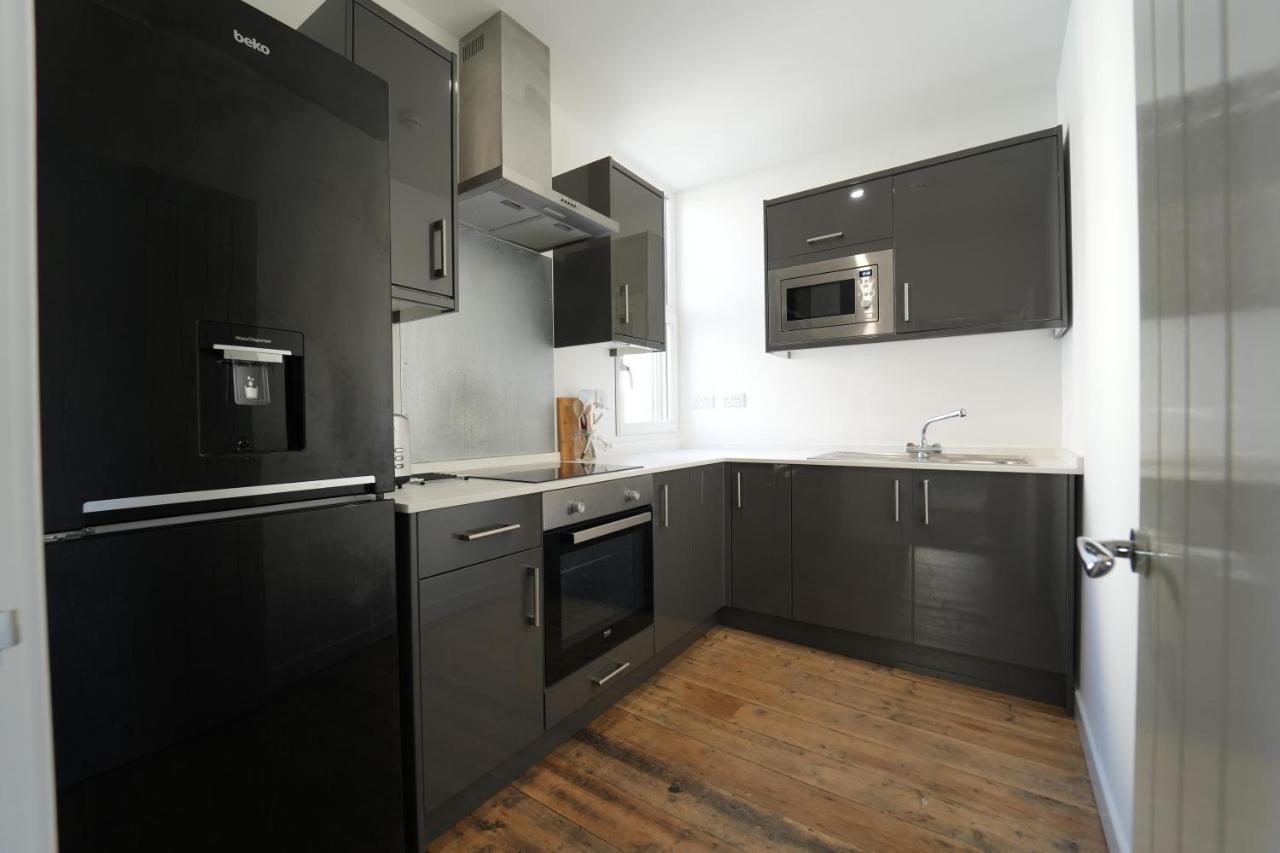 Gorgeous Comfortable Apartment On The High Street Merthyr Tydfil Eksteriør billede