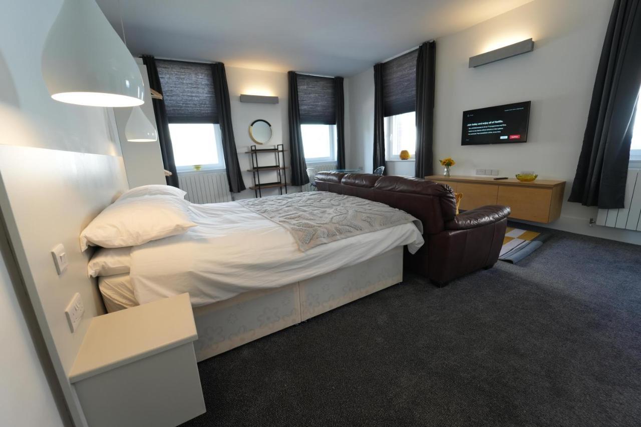 Gorgeous Comfortable Apartment On The High Street Merthyr Tydfil Eksteriør billede