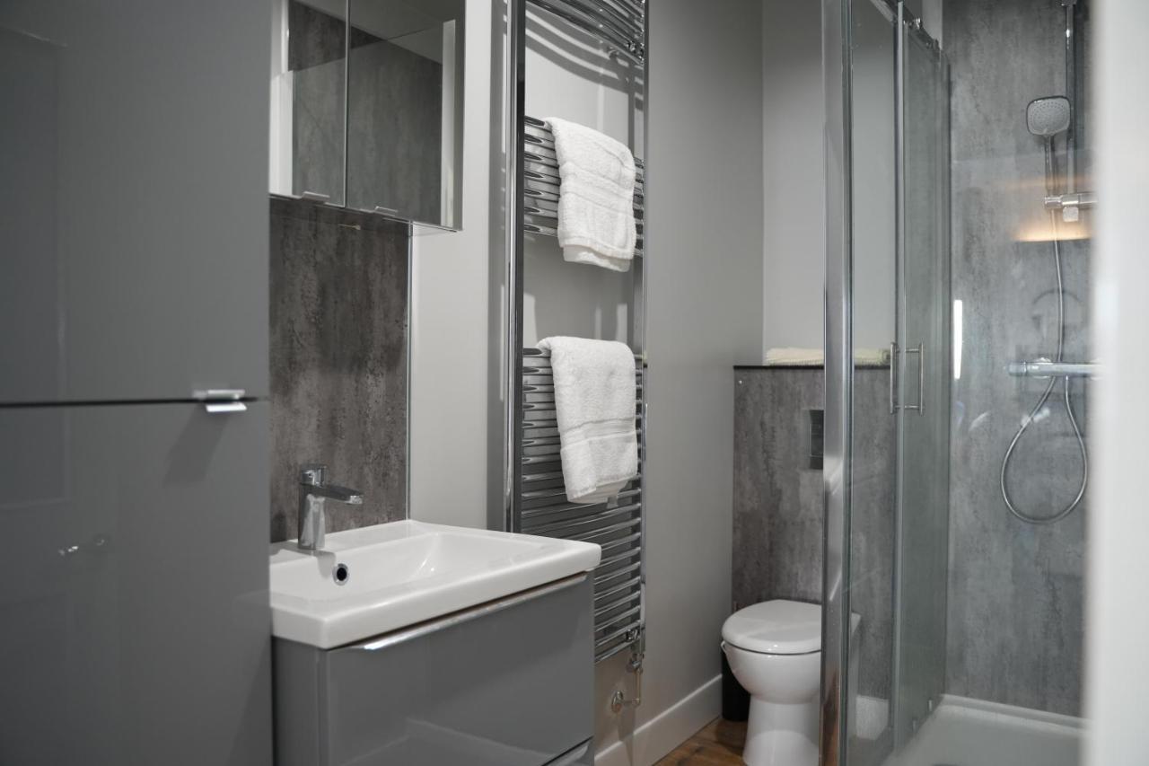 Gorgeous Comfortable Apartment On The High Street Merthyr Tydfil Eksteriør billede