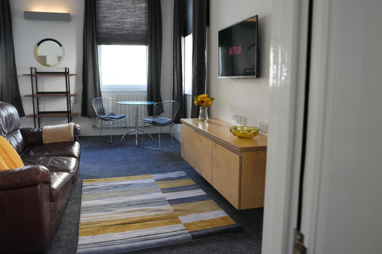 Gorgeous Comfortable Apartment On The High Street Merthyr Tydfil Eksteriør billede