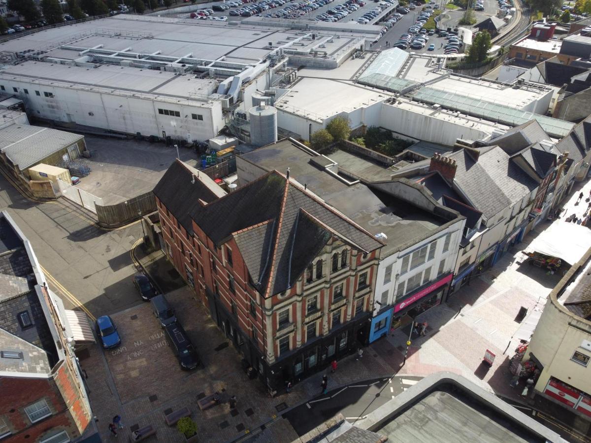 Gorgeous Comfortable Apartment On The High Street Merthyr Tydfil Eksteriør billede