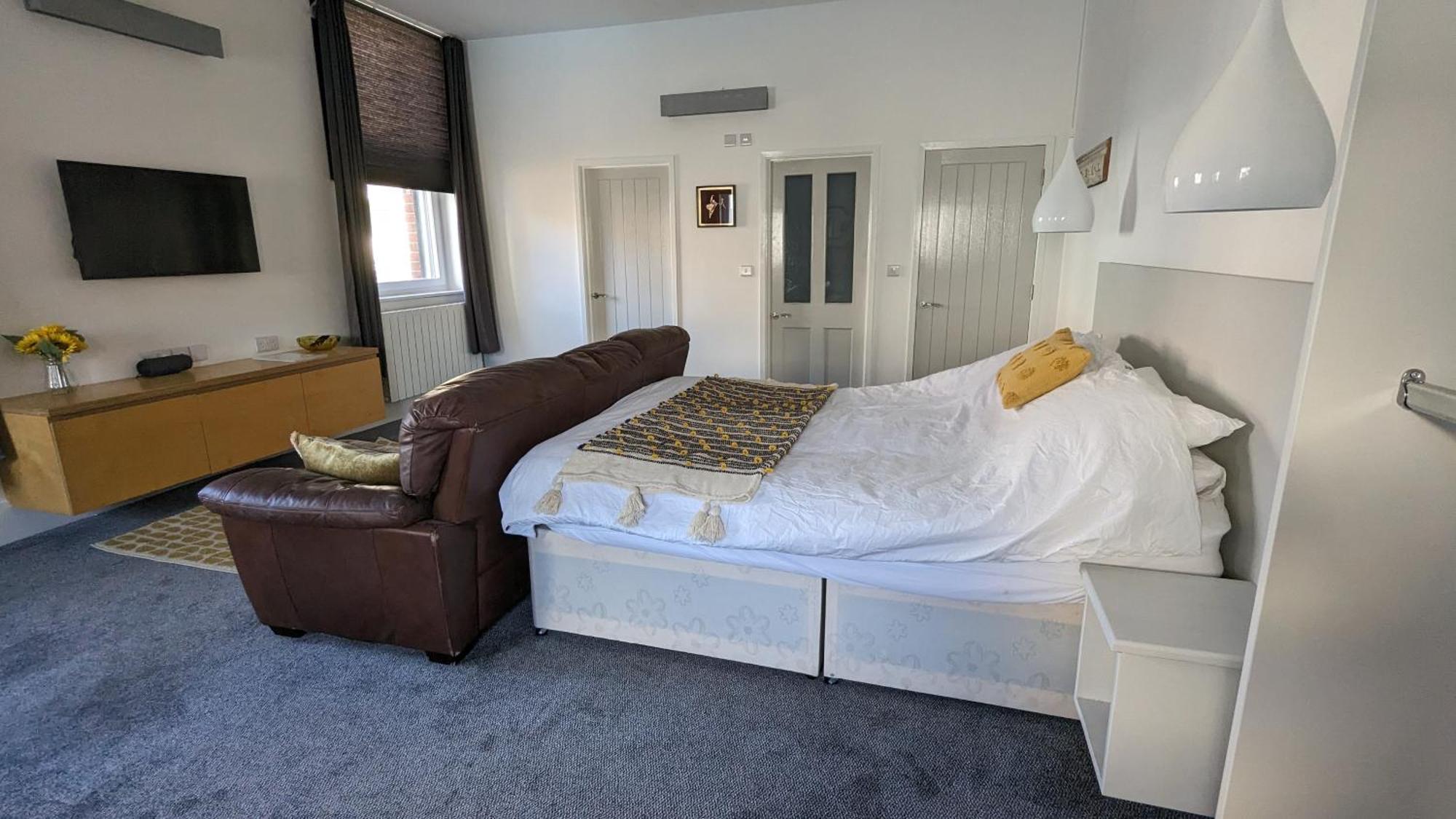 Gorgeous Comfortable Apartment On The High Street Merthyr Tydfil Eksteriør billede