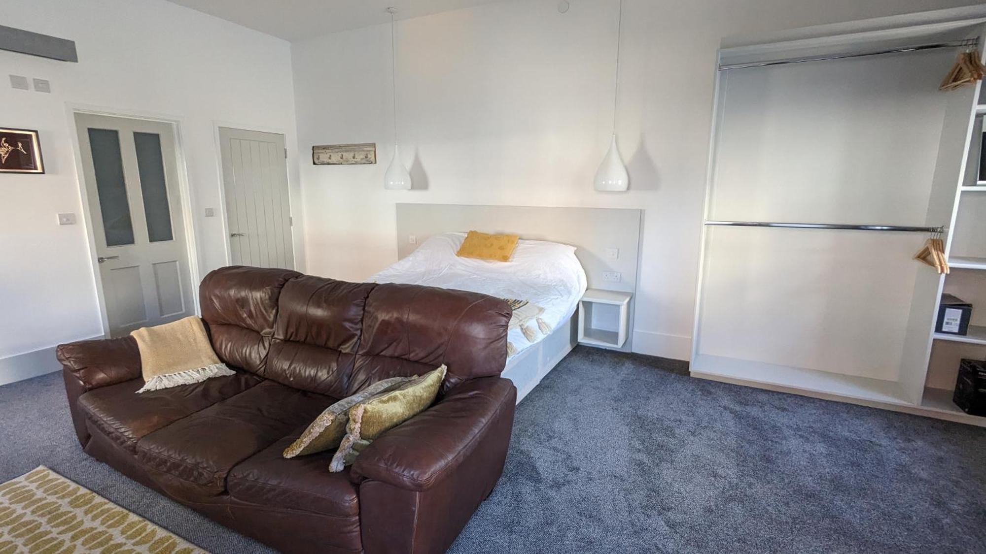 Gorgeous Comfortable Apartment On The High Street Merthyr Tydfil Eksteriør billede